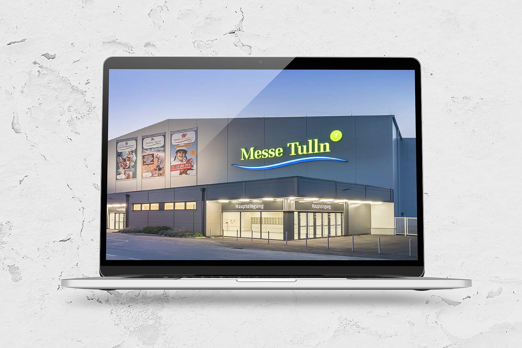 Montage Foto Eingang Messe Tulln am Laptop