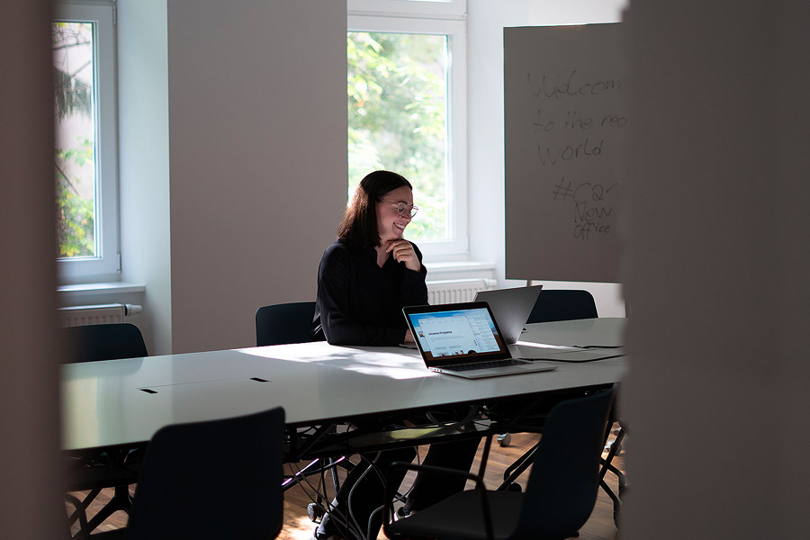 Andrea sitzend im Besprechungraum