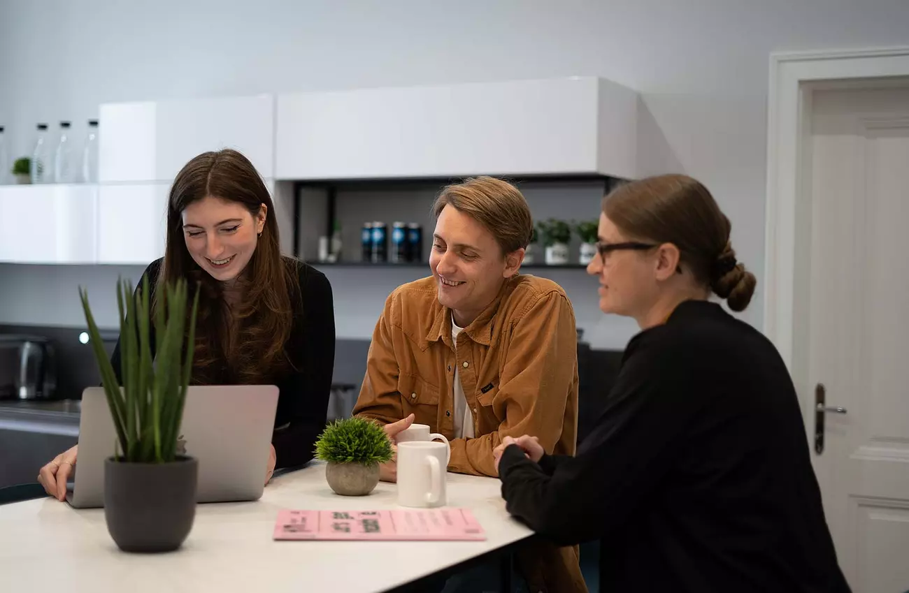 C21: Katharina, Andriy und Hermine bei einer Besprechung in der Küche