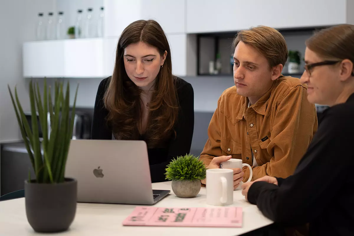 Katharina bei einer Besprechung mit Andriy und Hermine in der Küche