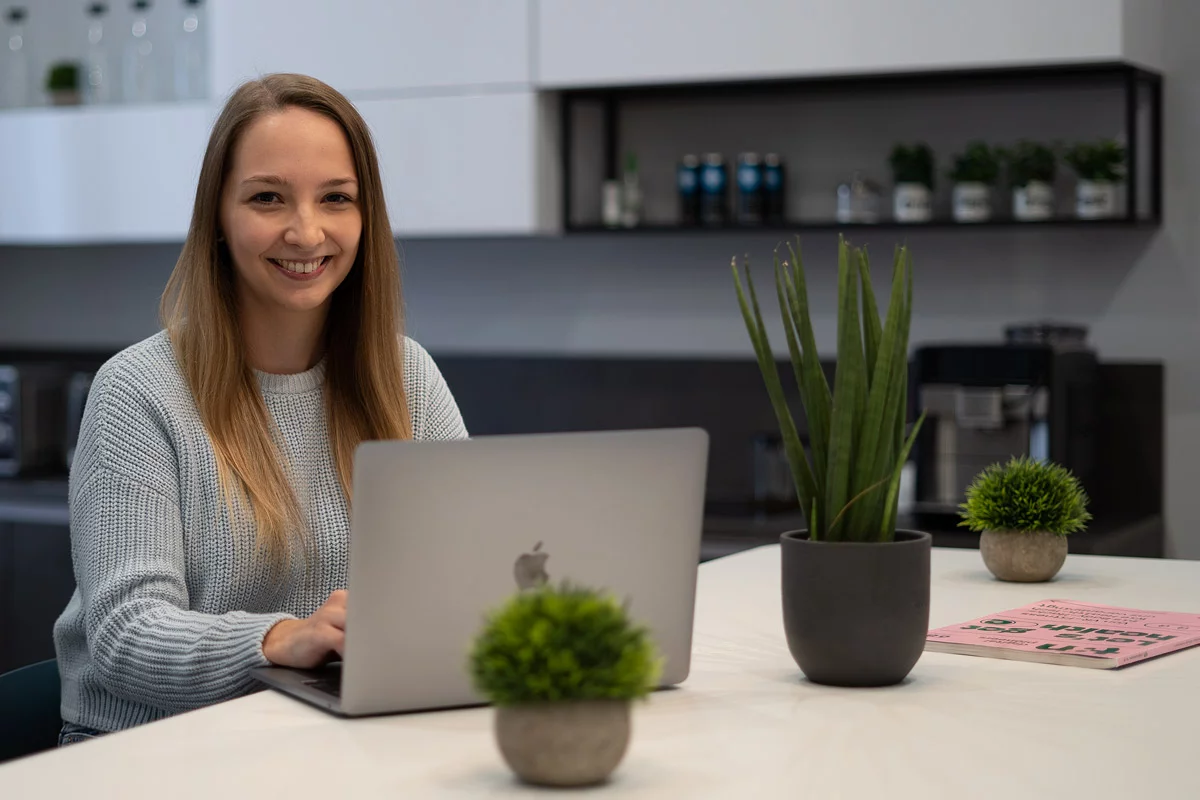 Karina sitzend am Hochtisch