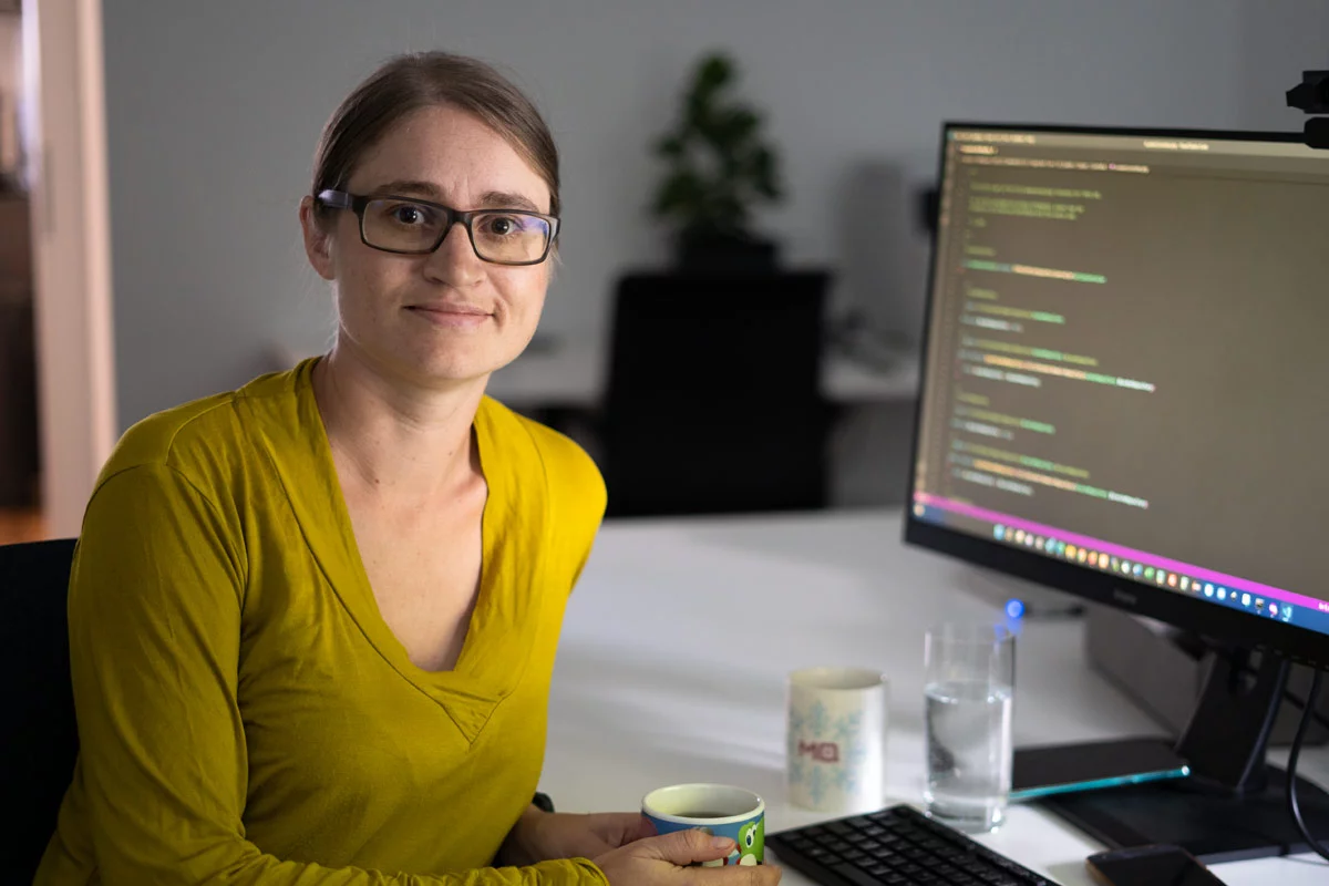 Hermine vor ihrem Bildschirm