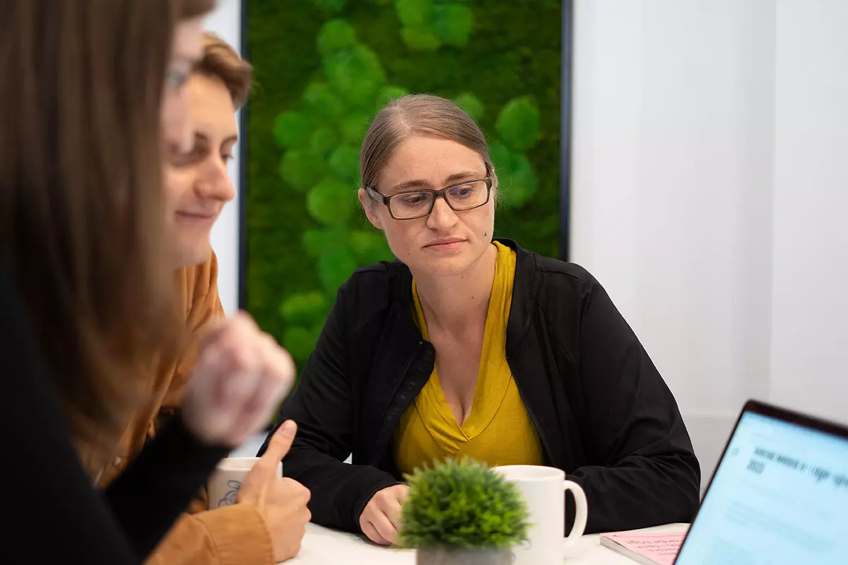 Hermine bei einer Besprechung mit Andriy und Katharina