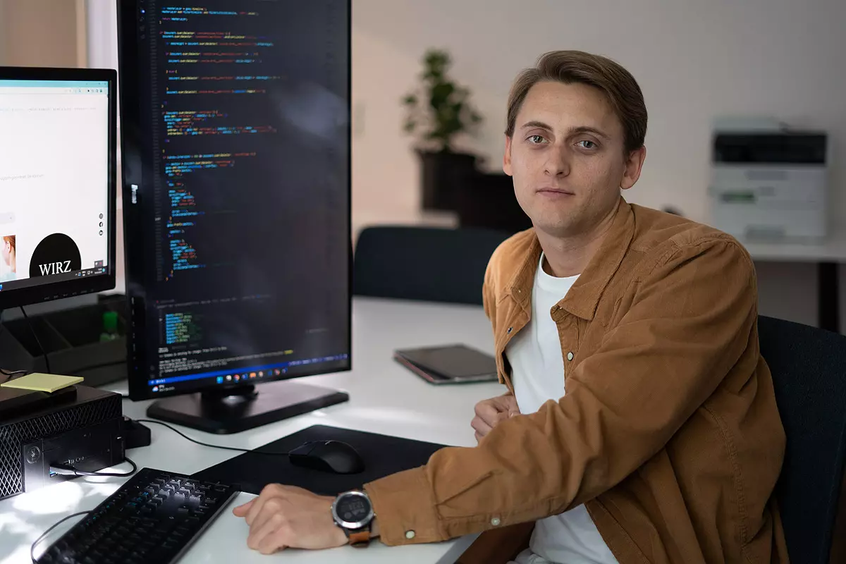 Andriy sitzend an seinem Arbeitsplatz