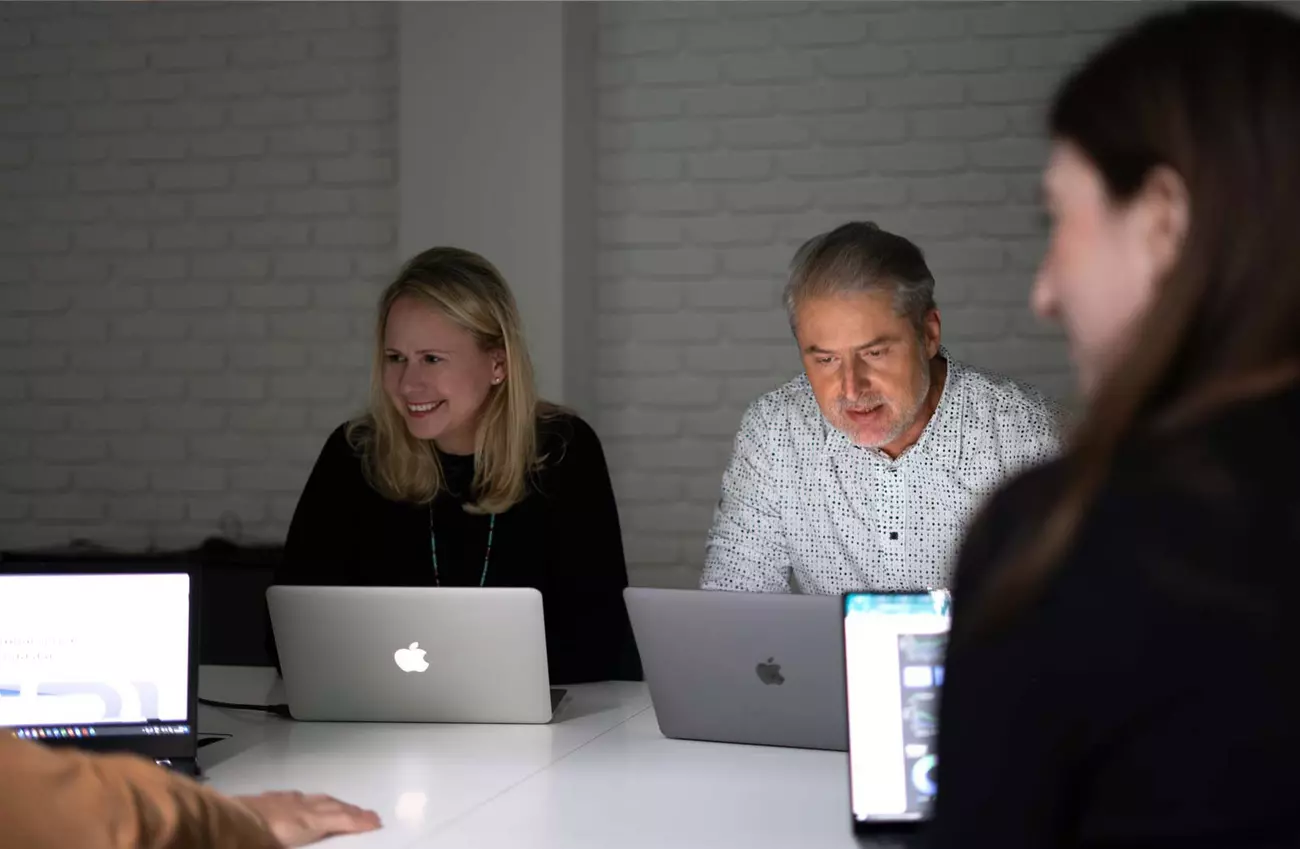 Michaela und Christoph bei einer Besprechung mit dem Team
