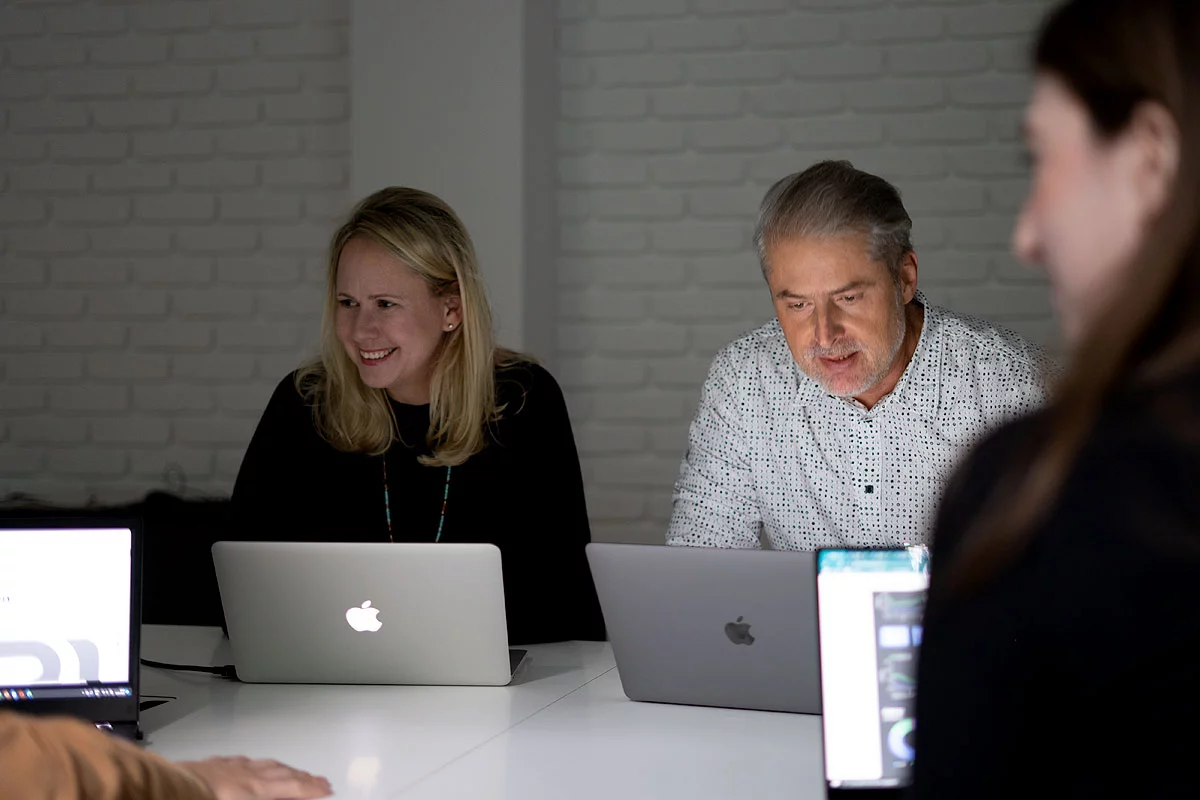 Michaela und Christoph bei einer Besprechung mit dem Team