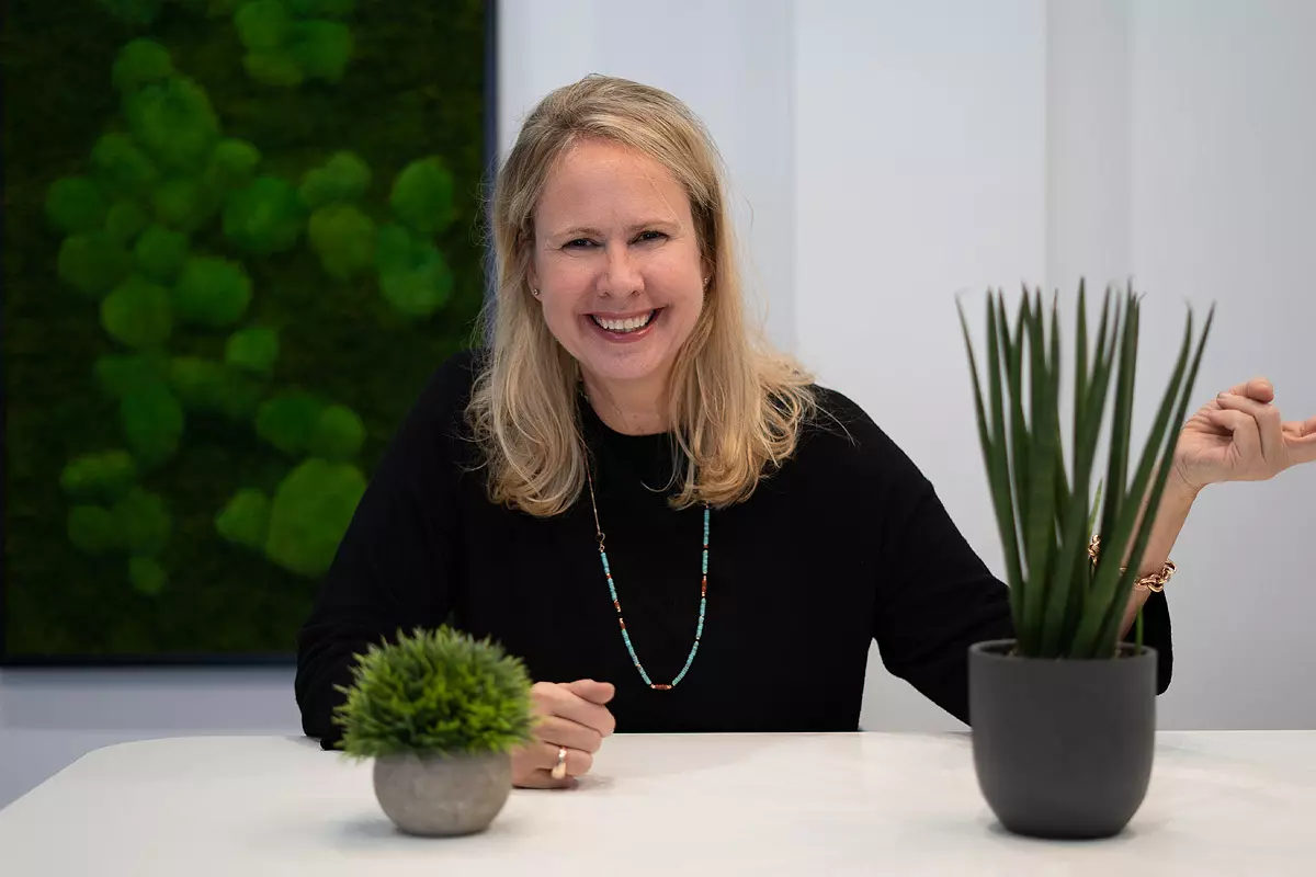 Michaela (lachend) am Hochtisch
