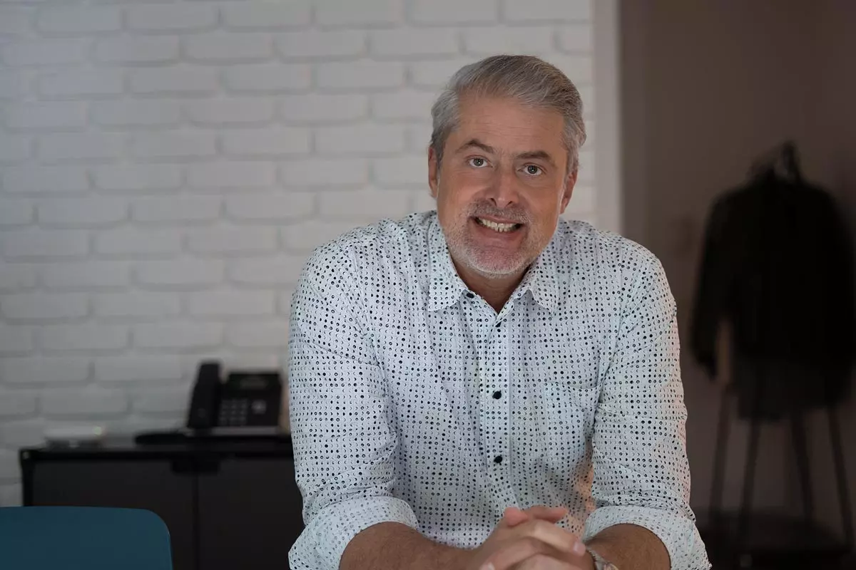 Christoph (sitzend) im Besprechungsraum