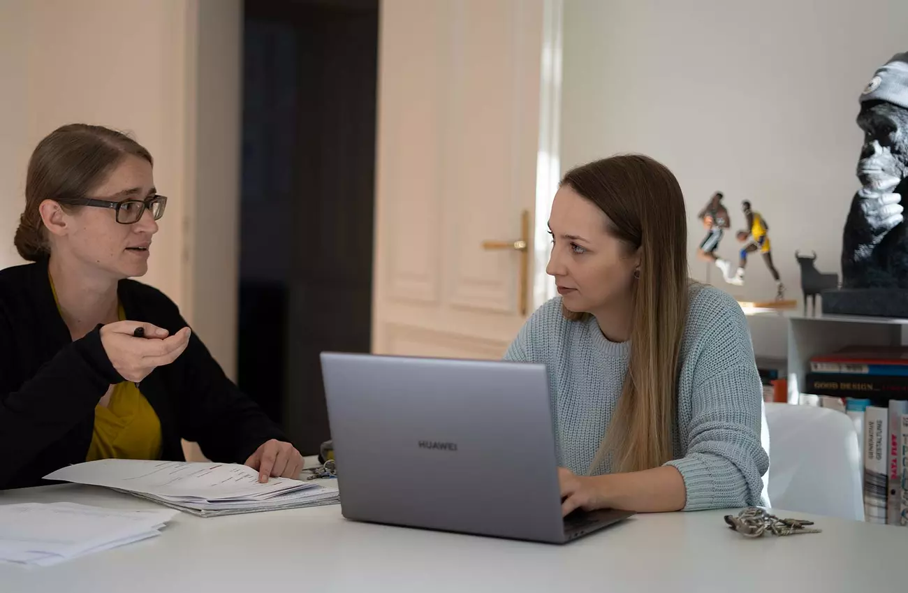 Hermine und Karina bei einer Besprechung