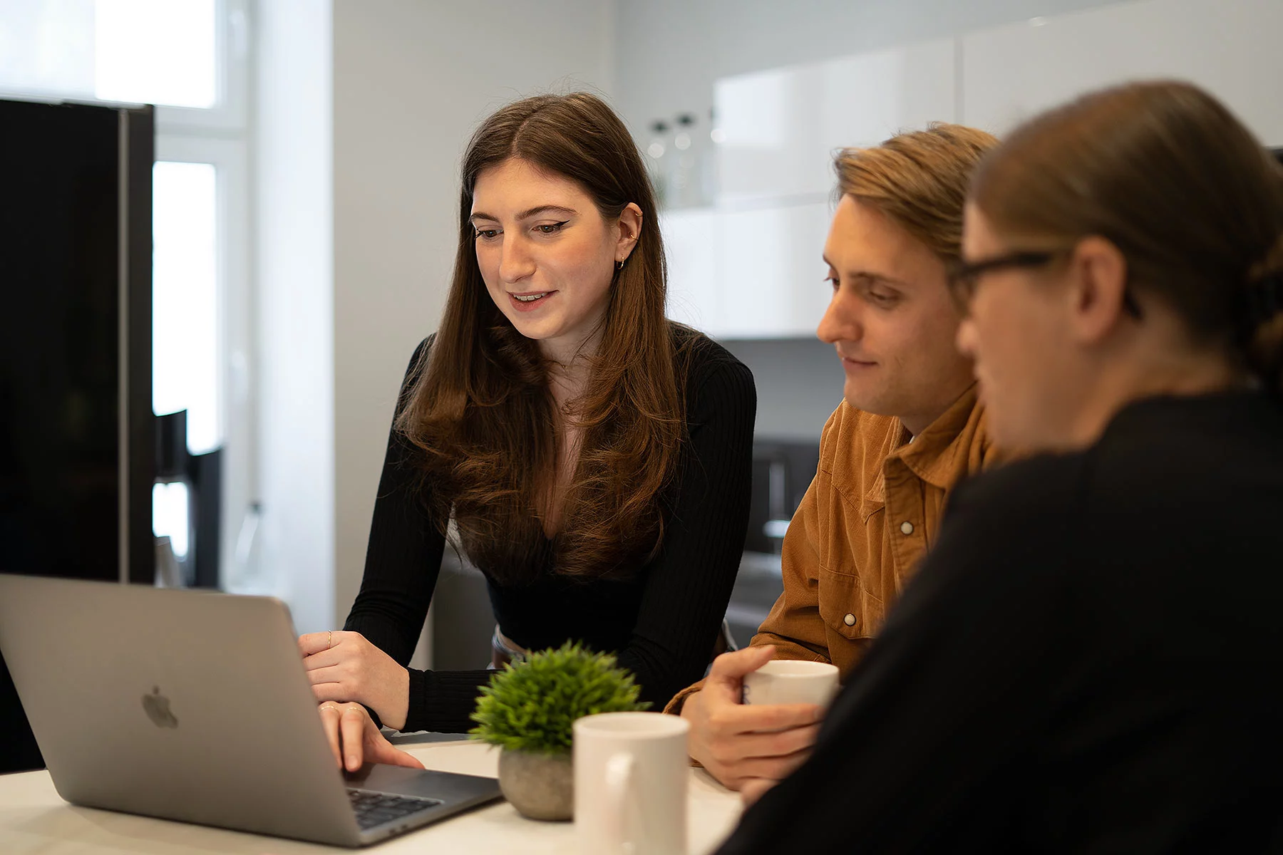 Katharina, Andriy und Hermine bei einer Besprechung in der Küche