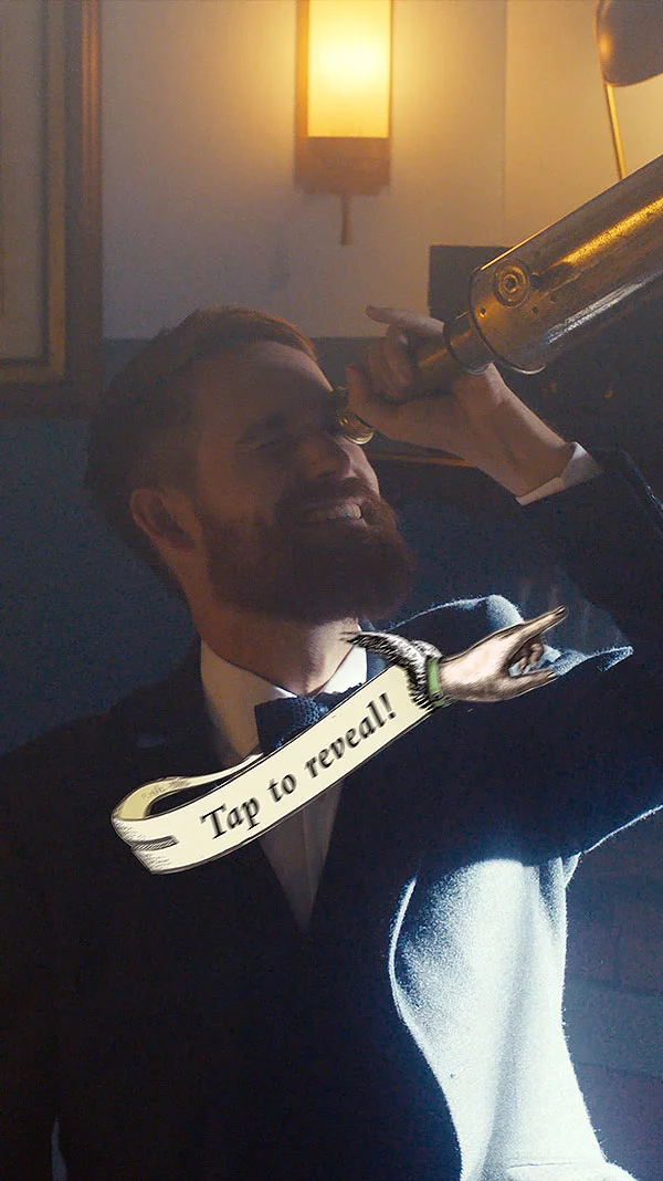 Ausschnitt aus Reel: Mann schaut durch ein Fernglas