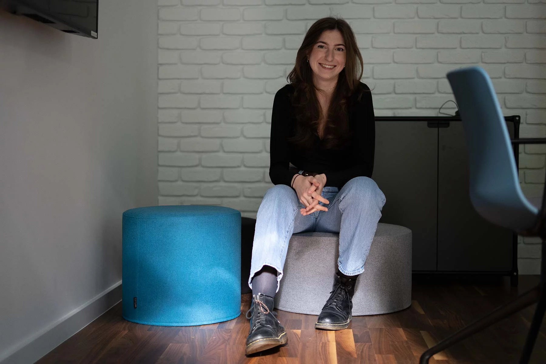 Katharina sitzt im Besprechungszimmer