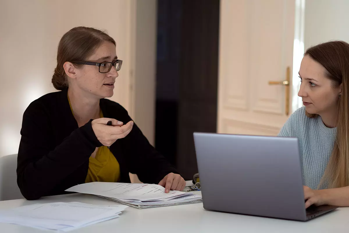 Hermine bei einer Besprechung mit Karina